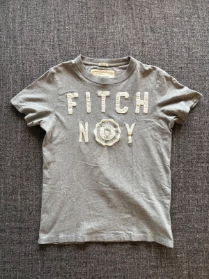  Abercrombie & Fitch T-shirt L=M - Snygg grå t-shirt från Abercrombie & Fitch. Sällsynt 2000’s modell som ej tillverkas längre. Storlek L passar även M. Obs kan gå ner i pris vid snabb affär ✌️ 