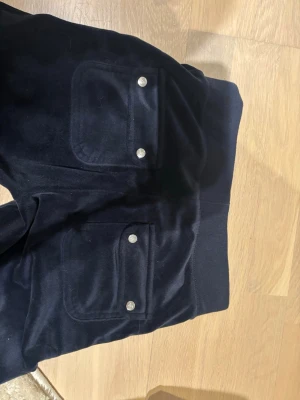 Juicy couture mjukisbyxor - Riktiga juicy couture byxor. Ens metallgrejen på snöret har åkt av annars i bra skick. 