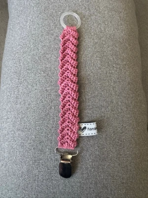 Virkad napphållare  - Virkad, gammelrosa napphållare, virkad av mig i 100% bomullsgarn med metallclips och silikonring.  Mönsterskapare: animo.design 