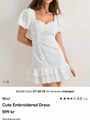 Student klänning/Vit broderad kort klänning Nelly - Den eftersökta klänningen från nelly! Storlek 36 och helt ny, lappen sitter kvar och detsamma med påsen den kom i. Hör av dig om du vill ha fler bilder 🥰