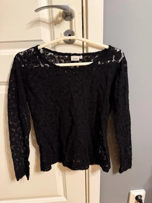 Svart spetsblus från InWear - Snygg svart långärmad topp från InWear i genombruten spets. Storlek S men är mer som XS, använd cirka 5 gånger.