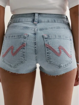 Ljusblå jeansshorts från Nelly - Lågmidjade jeansshorts från Nelly med rosa detaljer. Bara använda ett fåtal gånger. Nypris är 499 kronor, pris kan diskuteras. Perfekt till sommaren!