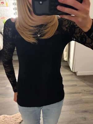 tröja med spetsärmar  - aldrig använd