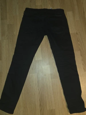 Svarta slim fit jeans Replay Anbass - Säljer ett par svarta slim fit jeans från Replay, modell Anbass. Jeansen har klassisk femficksdesign och smal passform. Perfekta för dig som gillar en stilren och modern look.