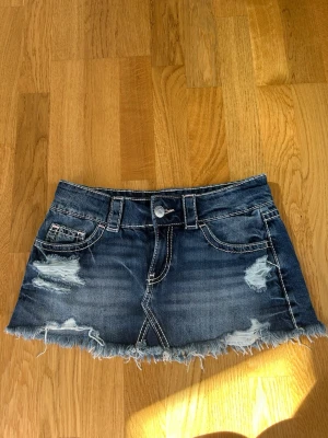 14+ x-low denim skirt - Gina tricot - Pris kan diskuteras! Säljer en blå jeanskortkjol med slitna detaljer och fransig nederkant. Kjolen har klassiska fickor fram och bak, bälteshällor och tydliga kontrastsömmar. Perfekt för dig som gillar en edgy och avslappnad stil. Kostar 300kr ny pris på Gina tricot men är slutsåld för tillfället. Jag säljer pågrund av att den blivit förliten. 
