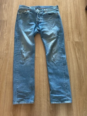 Levis 501 ljusblå - Lite slitna längst ner