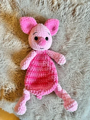 Virkad Nasse snuggler  - Söt handvirkad Nasse i mjukt garn, med ljusrosa kropp och öron samt randig mage. Den har svarta säkerhetsögon, rekommenderas ej för barn under 3 år! Perfekt som kramdjur eller dekorations. Materialet är plyschliknande och riktigt gosigt. Gjord av mig!