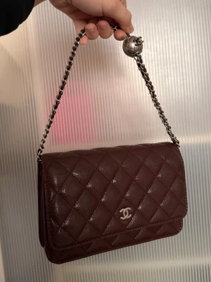 Vinröd väska  - Säljer en otroligt fin väska som är köpt utomlands för cirka 2500 kr. Väskan är en top quality replika och är inte äkta. Den har endast använts vid ett tillfälle, så den är i mycket bra skick. Skriv gärna för mer information och bilder🫶