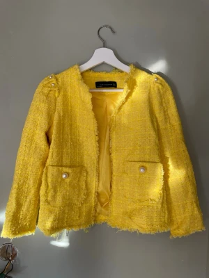 Gul tweedjacka Zara - Sååå snygg tweedjacka från Zara fodrad med gul satin perfekt nu till sommaren, passar XS-M🌼🫶