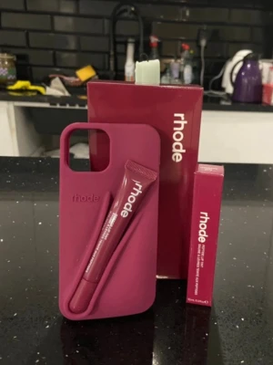 Rhode skal och liptint - Passar iPhone 13/14/15 PRO MAX. Skal + lipgloss + box följer med. Helt nytt oanvänt 💕