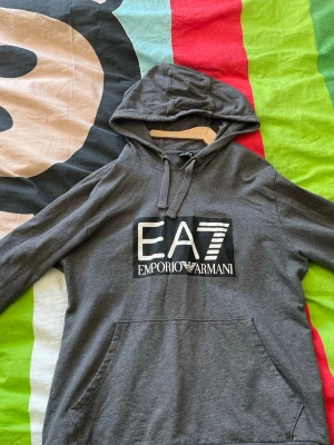 Grå EA7 Emporio Armani hoodie - Snygg grå hoodie från EA7, hör av dig vid minsta fundering.
