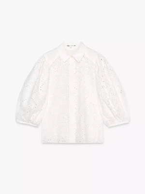 Vit broderad blus från Zara - Säljer en supersöt vit blus från Zara med broderade hålmönster och puffiga trekvartsärmar.  Säljer då den tyvärr inte kommer till användning och har endast använt den cirka 3 gånger❤️❤️