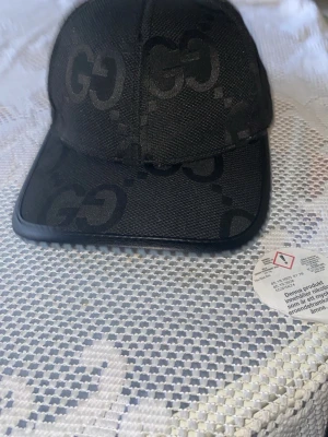 Svart keps/zara - Snygg svart keps mycket bra för den som vill ha en bra keps för sina stil.