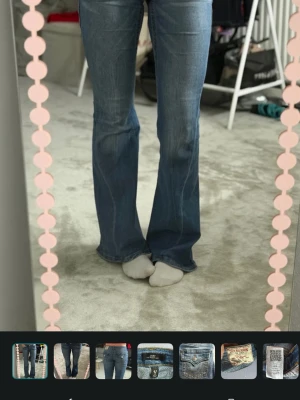 Blå bootcut jeans från True Religion - Säljer ett par blå bootcut jeans från True Religion med klassiska kontrastsömmar och snygga fickdetaljer bak. Jeansen har låg midja och är tillverkade i denim!!! Använda 3 gånger köpta för 1300kr🥰🥰LIGGER ÄVEN UTE PÅ VINTED😗