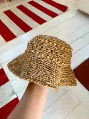 Buckethat - Buckethat i strå med träpärlor. I mycket fint skick! 🌸