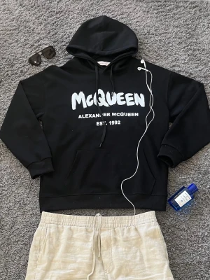 Alexander McQueen hoodie - Säljer en svart McQueen hoodie då den inte kommer till användning, den är lite hårig på bilden ( har katt ) men tvättar såklart innan frakt, den passar alla er som är runt 180-190 och väger typ 75-85kg!  Hör av er vid frågor, MVH!