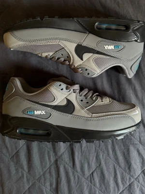 Nike Air Max 90 grå sneakers - Air max 90s i blå svart o grått, helt nya. Kom dm för fler frågor och bilder!
