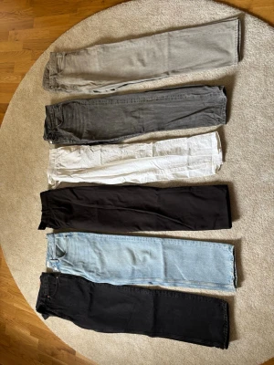 4 par raka jeans i olika färger + 1 par kostymbyxor och 1 par linnebyxor  - Säljer 4 par raka jeans i färgerna svart, ljusblå, mörkgrå och ljusgrå HERR samt ett par kostymbyxor och ett par linnebyxor. Alla är från Zara förutom ett par jeans som är från Weekday. Byxorna är 30 samt 31 i midjan, herrstorlek.