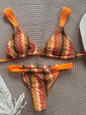 Triangelbikini Missoni boho bikini Ibiza - Bikini med Missoni inspirerat mönster, så fin färg till solbrännan! 🌞 Justerbara axelband och inlägg som man kan ta ut 🍊 Helt ny ☺️