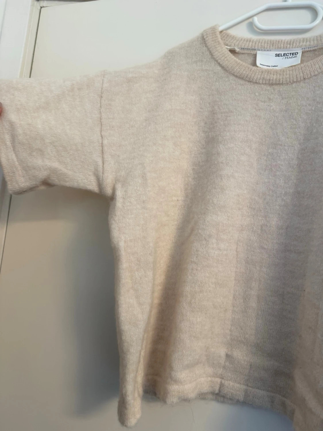 Beige stickad t-shirt från Selected femme - 1