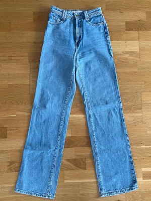 Ljusblå raka jeans från Zara - Ljusblå jeans från Zara med rak passform och hög midja