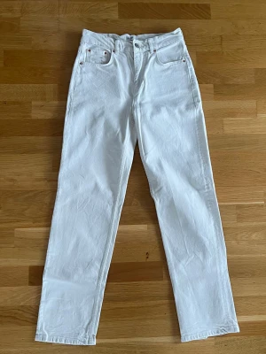 Vita raka jeans med medelhög midja - Vita jeans från Gina Tricot med rak passform och medelhög midja.