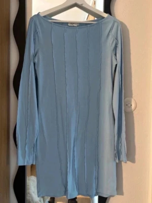 Hanna Schönberg x NA-KD ribbad Klänning i XL - Supersöt ljusblå ribbad klänning från NA-KD x Hanna Schönberg. Klänningen har lång ärm, rund halsringning och en kort längd. Perfekt för dig som gillar enkel men trendig stil.