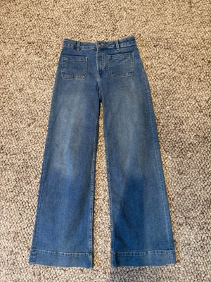 Blåa wide leg jeans med fickor fram - Säljer ett par medelhöga jeans från hm som jag endast använt fåtal gånger! Perfekt inför sommaren💕