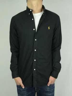 Ralph Lauren skjorta  - RALPH LAUREN SKJORTA Storlek : M Passform : Normal Användning : Skjortan är i ett fint skick utan defekter Nypris : Cirka 1800SEK Modellen på bilden : 182CM och väger 74KG