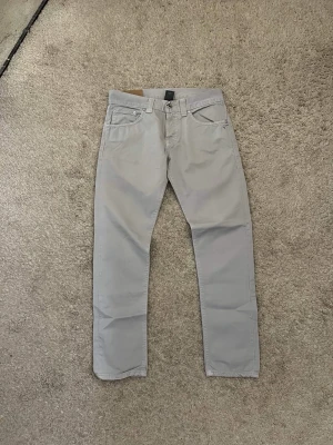 Dondup Chinos - |Dondup Chinos | | Storlek: W28  | Skick: 9,25/10| Medföljer: inget| Frågor eller funderingar tveka inte på att höra av dig!