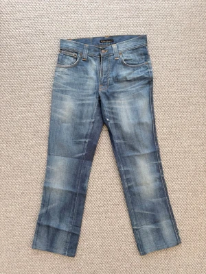 Nudie jeans  - Säljer ett par Nudie jeans i storlek 29/32. Modell: slim jim. Jeansen är i bra skick och säljs utifrån bilderna. Mått kan ej lösas, har ej tid. 