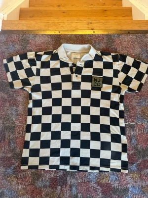 Nudie Jeans Polo  - ”Mikael Checkers Polo” i Storlek M mycket bra skick 
