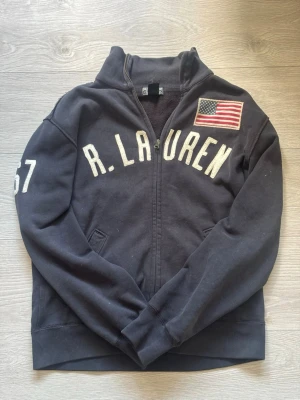 Ralph Lauren zip up - Svart ziptröja från Polo Jeans Company med Ralph Lauren. Hör av er om ni har några funderingar 👌