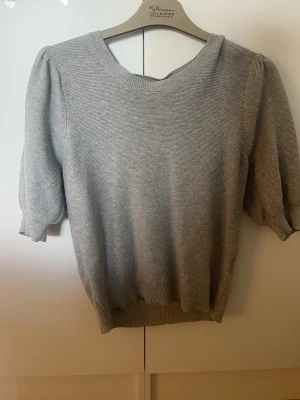 Stickad T-shirt med puffärm 🩶 - Säljer denna fina tröja, jättefin och passar bra till alla tillfällen✨
