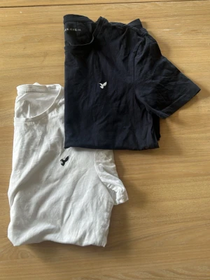 2-pack t-shirts från pier one  - Två stilrena t-shirts från pier, en svart och en vit. Båda har korta ärmar och en liten broderad logga på bröstet. Tillverkade i mjuk bomull för en skön känsla och enkel stil.