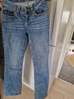 Blå utsvängd jeans från Gina Tricot. Storlek 36 - Blå utsvängd jeans från Gina Tricot. Storlek 36. Använd några gånger bara.  I mycket gott skick.