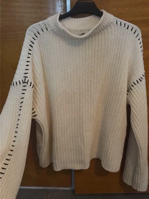 Stickad tröja  - Trendig stickad tröja med svarta sömmar från Gina tricot 