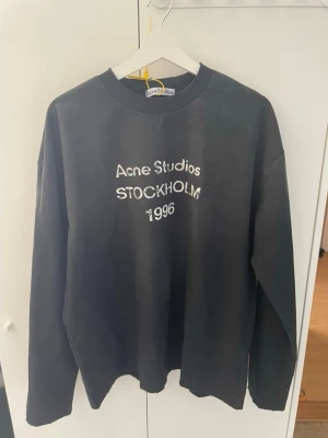 Acne studios longsleeve M - Tja! Säljer denna feta tröjan åt min vän. Den är använd cirka 3 gånger i skolan, helt nyskick alltså, säljs vidare pga oönskad storlek. Tröjan kommer fram säkert packad och tvättad. Hör av dig vid minsta lilla fråga/fler bilder. 