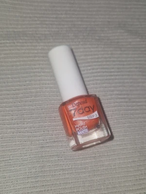 Depend nagellack - Snyggt orange nagellack från Depend 7day-serien. Kommer i en liten glasflaska med vit kork. Perfekt för dig som vill ha en matt finish på naglarna och gillar starka färger. Helt nytt