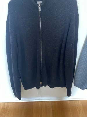 Blå film zip från HM - Blå full zip från hm i storlek M men sitter som L. Riktigt najs stickad tyg! Aldrig använd. Pris kan diskuteras vid snabb affär!