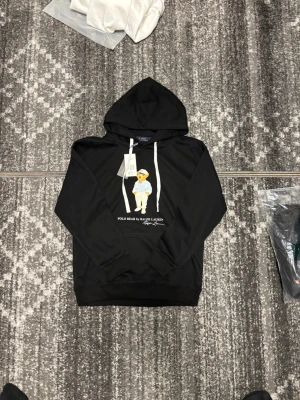 Ralph Lauren Hoodie - Helt ny Polo Ralph Lauren hoodie i svart i storlek M men jag skulle säga att den passar mer som S👍🏼