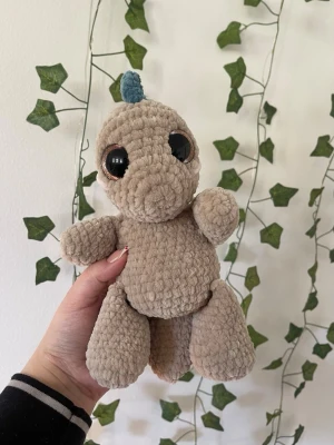 Virkad dinosaurie  - Handvirkat i mjukt polyester garn! Perfekt som gosedjur eller present!