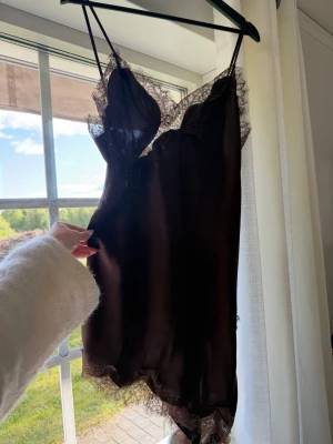 Brun satin klänning med spets  - As snygg brun satin klänning med spets från Zara. Helt i nyskick och oanvänd. 