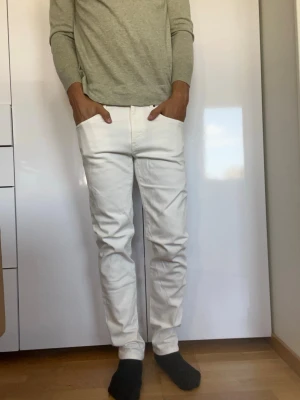Vita jeans från J.Lindeberg - Vita jeans från J.Lindeberg. Strl 31/32. Modell: JAY, Mid- Rise/ Slim fit. Modellen är 178 cm och väger 77 kg. Hör gärna av dig vid frågor!