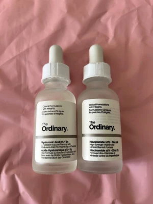 The Ordinary serum duo - Två serum från The Ordinary: Hyaluronic Acid 2% + B5 och Niacinamide 10% + Zinc 1%.. Ni ser hur mkt som finns kvar i sista bilderna , 