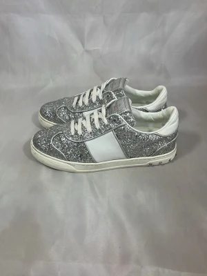 Valentino flycrew glitter  - Valentino flycrew glitter. Storlek 39,5. I nästan top skick! Alla spikar kvar