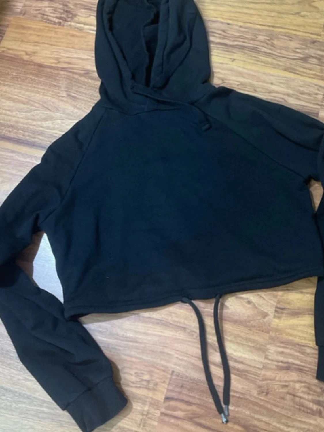 Svart cropped hoodie med dragsko - 4