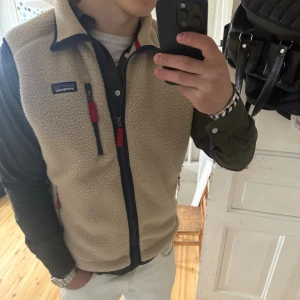 Patagonia väst - Säljer denna patagonia väst i mycket bra skick, inga defekter,fläckar eller liknande i princip nyskick, storlek L, mitt pris endast 799!