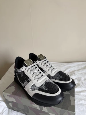 Valentino rockrunners - Säljer mina Valentino rockrunners då jag ej har andvänt dem så mycket som jag trodde, dom är använda några fåtal gånger av mig och är i väldigt bra skick, storlek 45 men sitter nog ganska bra i 44 med skulle jag tro. Dustbag och box medföljer även.