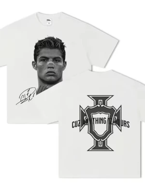Vit t-shirt med tryck och grafiskt motiv - Vit t-shirt från Drew House med stort svart tryck av ett ansikte och signatur framtill samt grafiskt motiv och text på ryggen. Klassisk passform och rund halsringning. Perfekt för dig som gillar streetwear och unika prints.